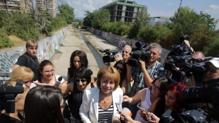 Фандъкова инспектира почистване на речното корито на река Перловска. Снимка: БТА