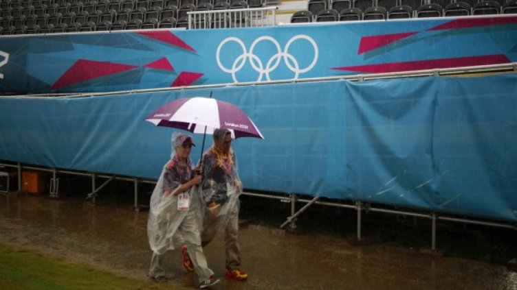 Усилията на доброволците при всякакви тежки условия остават незабелязани за зрителите. Снимка: Reuters