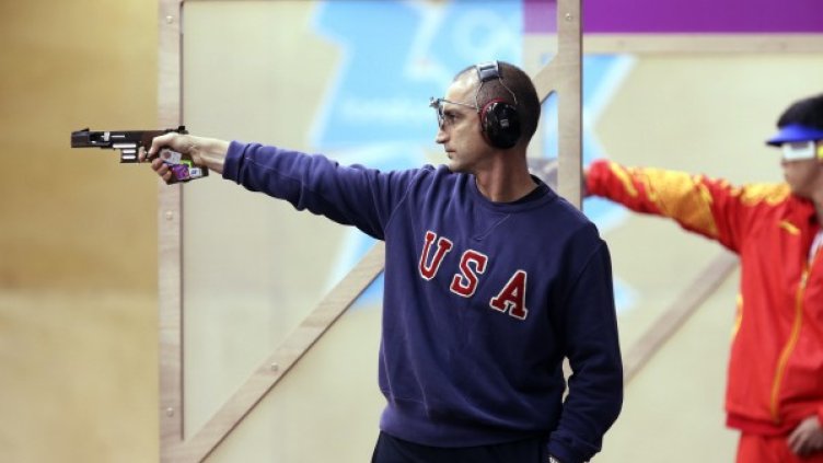 Емил Милев продължава да цели мишените по шампионски, но под флага на САЩ. Снимка:Reuters