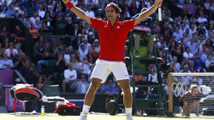 Федерер триумфира след победата си над Хуан Мартин Дел Потро. Снимка: Reuters