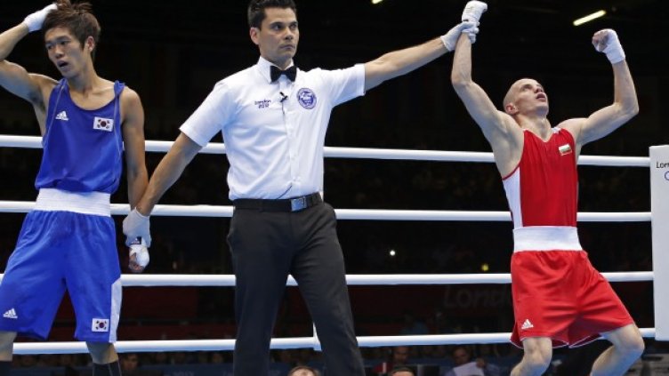 Александър Александров отправя благодарности към небесата, след изстраданата си втора победа в Лондон. Снимка: Reuters