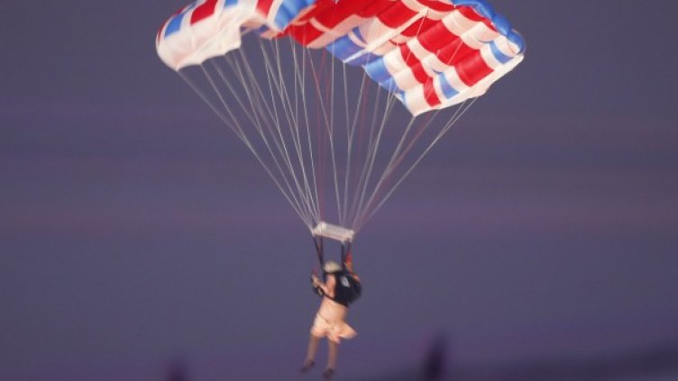 Полетът на Елизабет Втора беше гвоздеят в програмата при откриването на Олимпиадата в Лондон. Снимка: Reuters