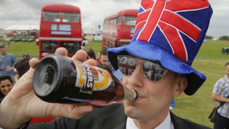 За Кралицата, за Кралството. Наздраве! Снимка: Reuters
