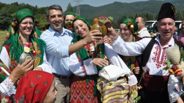 С бъклица и здравец: президентът Росен Плевнелиев уважи "Пирин пее 2012” на Предела. Снимка: БТА