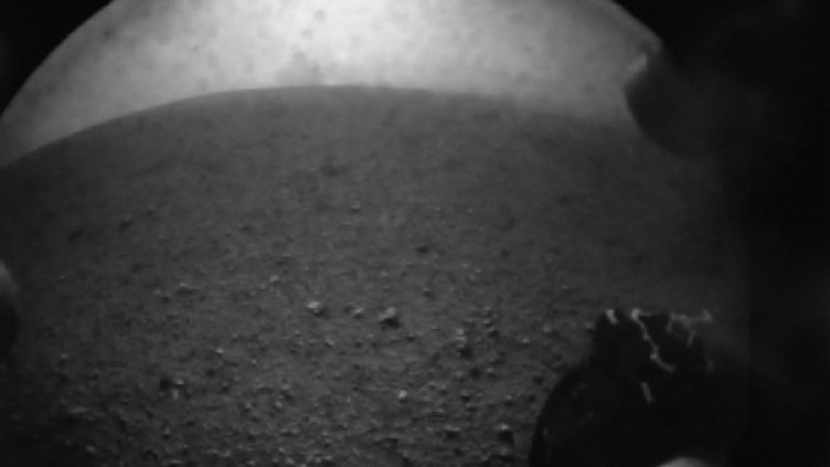 Една от първите снимки на "Curiosity" след кацането на Марс. Снимка:  Reuters
