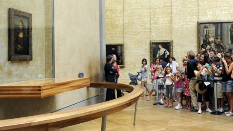 Туристи се тълпят пред портрета на Мона Лиза на Да Винчи в Лувъра. Снимка: архив, Reuters