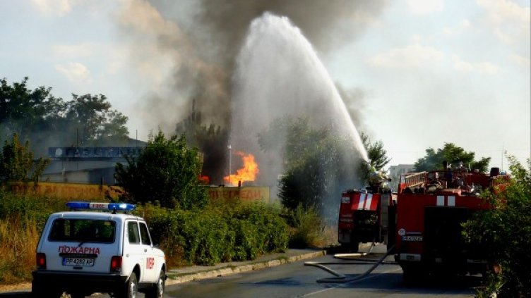 Пожарът бе погасен малко след полунощ. Снимка: Impact Press Group