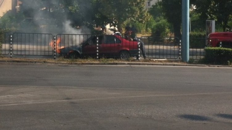 Колата пламна на оживено кръстовище. Снимка: Dnes.bg