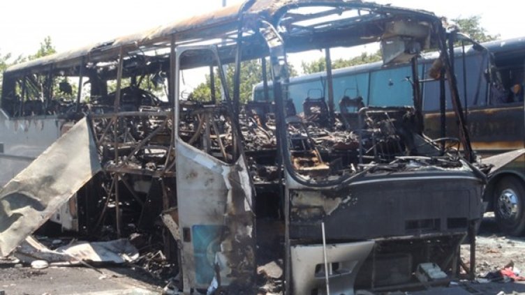 Взривеният автобус на летището в Бургас. Снимка: Reuters