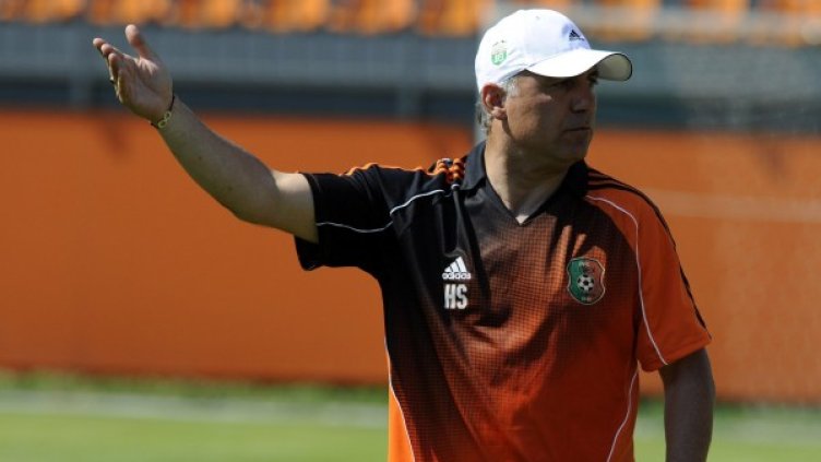 Христо Стоичков не дава Георги Миланов на "Левски". Снимка: Булфото