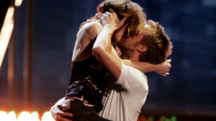 Страстната целувка предразполага към среднощни приключения. Снимка: Reuters