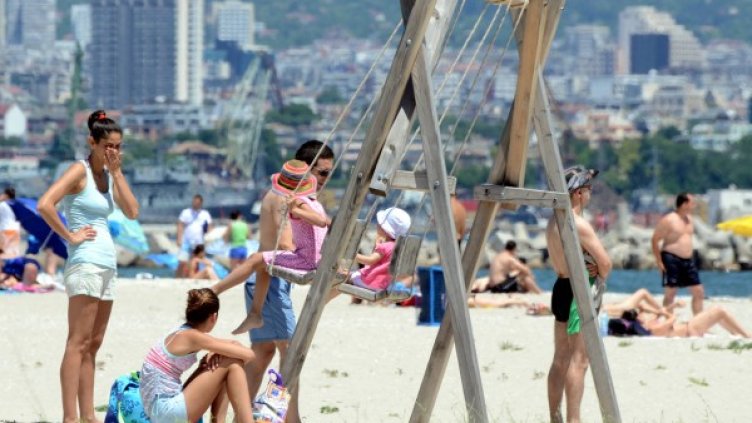 Издаването на визи бави и изнервя почиващите чужденци. Снимка: Impact Press Group