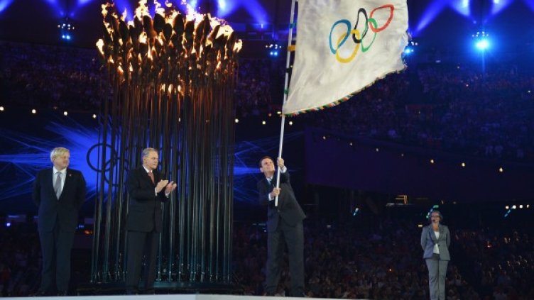 Кметът на Рио де Жанейро Едуардо Паеш вее олимпийския флаг. Снимка: Reuters