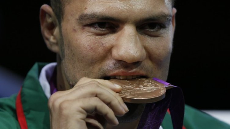 На кого ли щяха да благодарят спортните ръководители, ако Тервел Пулев и Станка Златева не бяха захапали противниците в битката за медалите като на живот и смърт? Снимка: Reuters