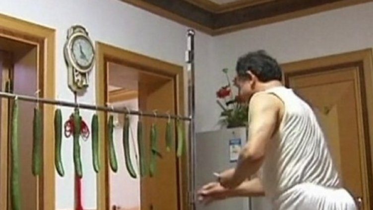 Китаецът Тунсин реже с карти 12 краставици за 47,2 секунди. Снимка: You Tube