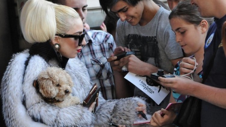 Лейди Гага зарадва малките български "чудовища". Снимка: Булфото