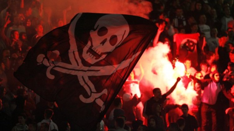 Футболът си е футбол, но жената е на първо място. Снимка: Reuters