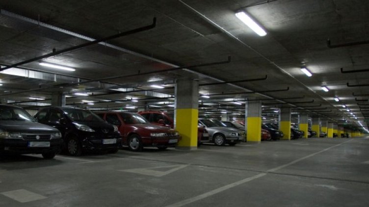 Столичани се възползват от буферния паркинг до "Интер Експо Център", който сега е безплатен. Снимка: БТА