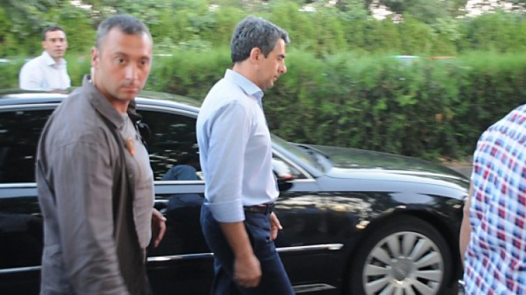 Росен Плевнелиев след взрива на летище "Бургас". Снимка: Булфото