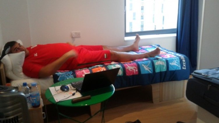 Феновете на Любо Ганев получават леглото му от Лондон срещу 40 лири. Снимка: БОК