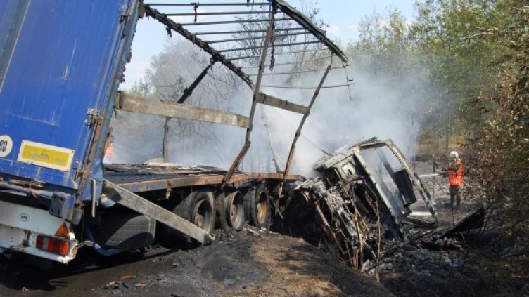 Изгорелият тир на пътя край Харманли. Снимка: Булфото