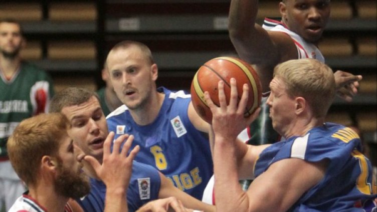 Битката под кошовете на мача между България и Швеция беше жестока. Снимка: БТА