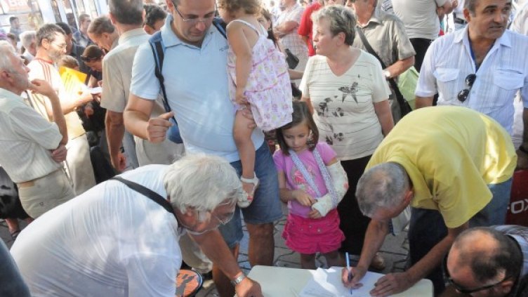 Недоволни столичани протестираха и направиха подписка срещу новите правила за паркиране. Снимка: Булфото