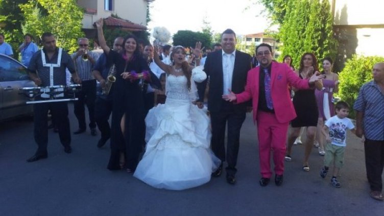 Кумовете Софи и Устата с младото семейство. Снимка: Facebook
Кумът показва щедрост. Снимка: Facebook