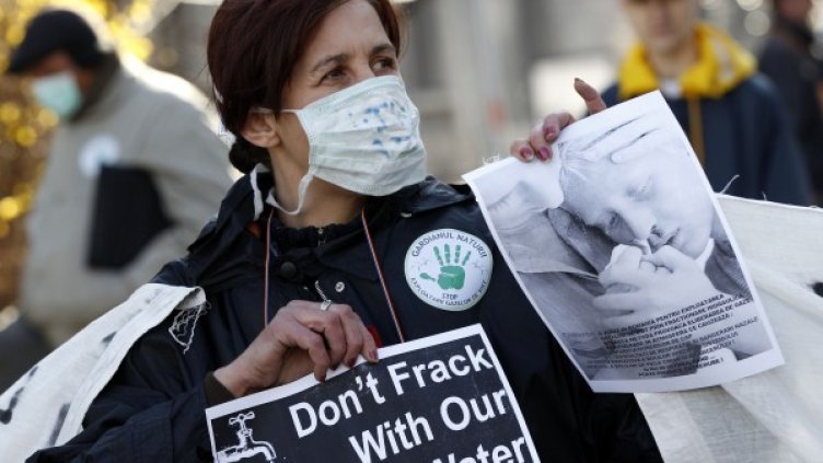 Румънците също протестираха срещу проучването и добива на шистов газ в страната. Снимка: архив, Reuters