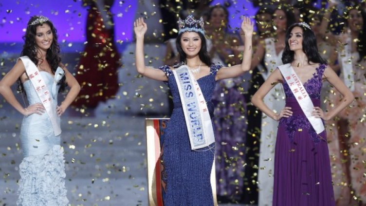 Победителката Вън Сяю и нейните подгласнички. Снимка: БТА