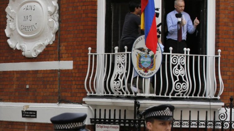 Балконът в сградата на посолството на Еквадор в Лондон се оказа най-безопасното място за първата публична поява на Джулиан Асандж от 2 месеца. Снимка: Reuters