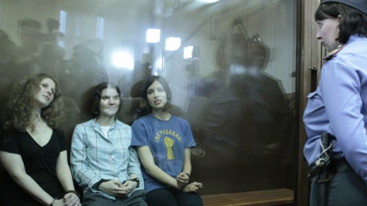 Момичетата от "Pussy Riot" в съдебната зала. Снимка: Reuters