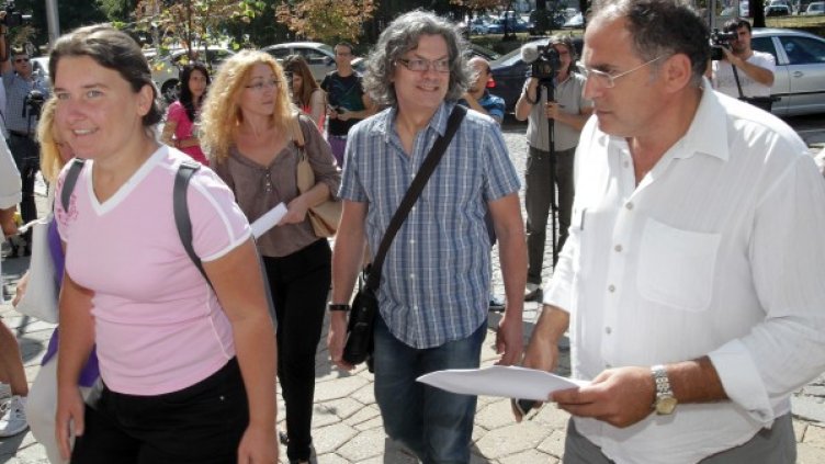 Представители на протестиращите отиват на среща в столична община. Снимка: БТА