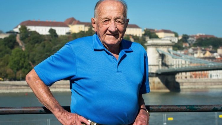 На 98 години унгарецът Шандор Тарикс продължава да плува. Снимка: БТА