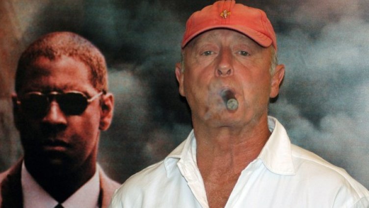 Мъж под прицел: Режисьорът Тони Скот позира пред плаката с Дензъл Уошингтън по време на премиерата на филма "Мъж под прицел". Снимка: БТА