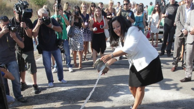 Лиляна Павлова направи символична първа копка. Снимка: БТА