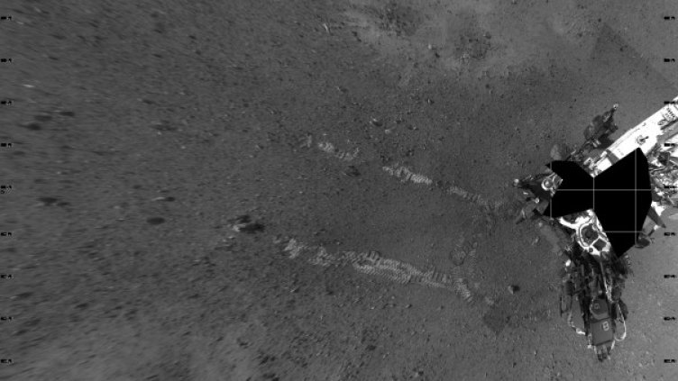 Снимка на следите, оставени от "Кюриосити" на Марс. Снимка: Reuters