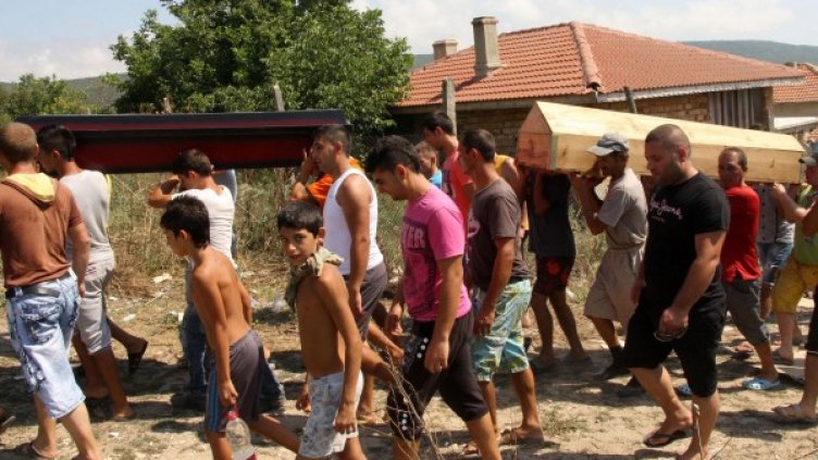 Близки и приятели погребаха Пламен Райков и Димитър Георгиев. Снимка: Булфото