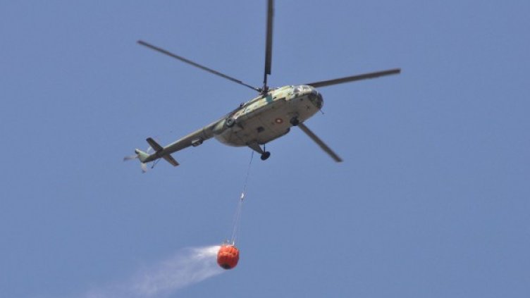 Хеликоптер гаси пожара в Рила. Снимка: Булфото