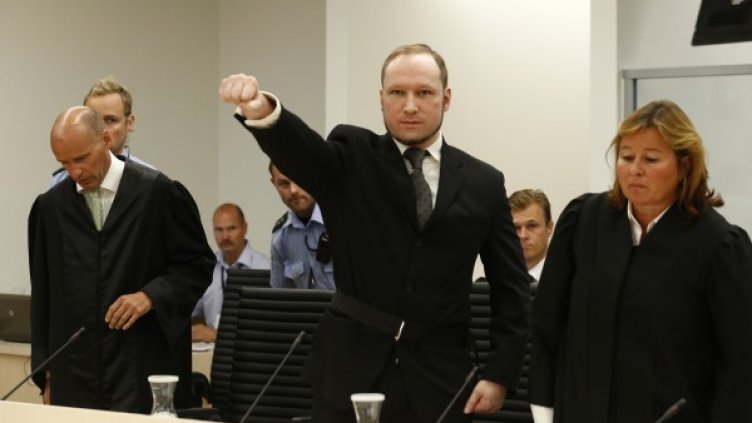 На влизане в залата Брайвик отправи поздрава на крайната десница. Снимка: Reuters