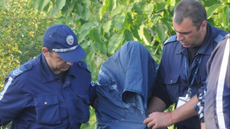 Тримата мъже са задържани. Снимка: архив Булфото