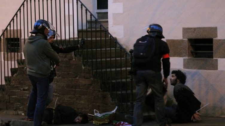 Полицаите били нападнати, след като спрели бой. Снимка: архив Reuters