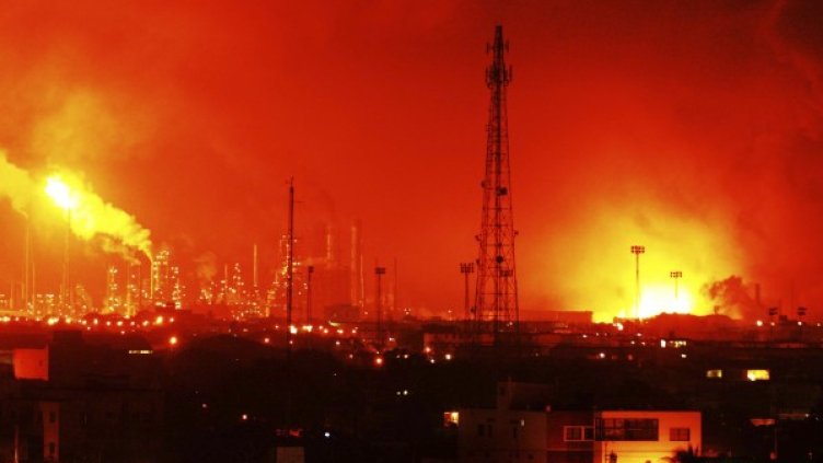 Пострадали са и околните сгради. Снимка: Reuters