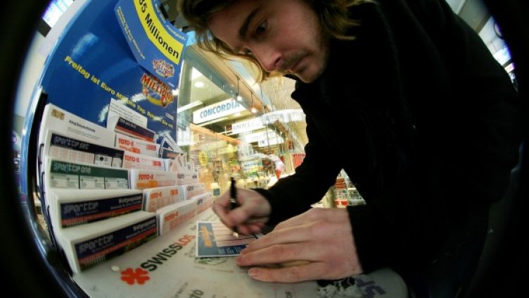 Лотарията привлича милиони хора, които се надяват да спечелят. Снимка: Reuters