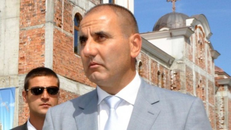 Цветанов гледа към високите етажи. Снимка: архив Булфото