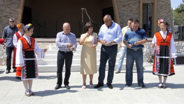 Бойко Борисов преряза лентата на обновения градски парк в Шабла. Снимка: БТА