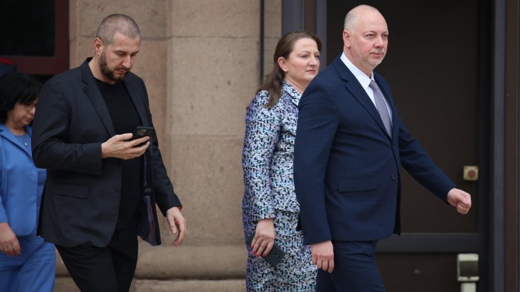 Николов крачи зад бившия премиер Желязков. Снимка БГНЕС