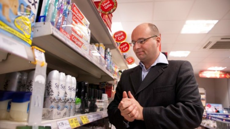 Главният финансов директор на концерна Жан-Марк Хюе пред щанд с продукти. Снимка: компанията