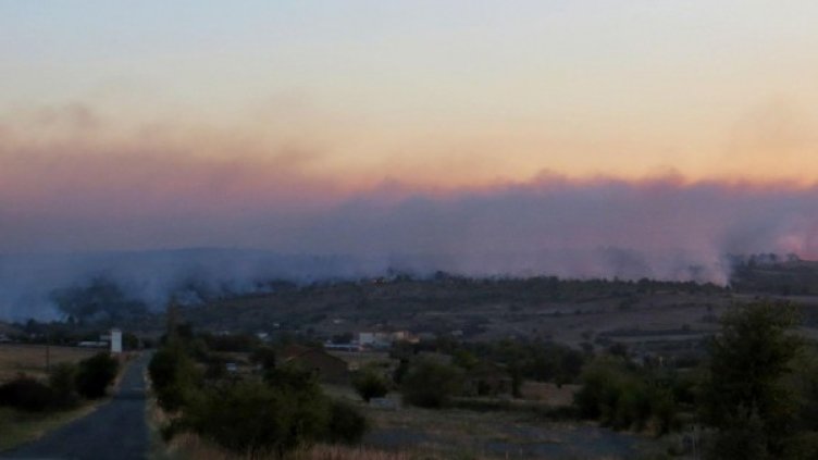 Борбата с огъня в община Средец продължава. Снимка: Булфото