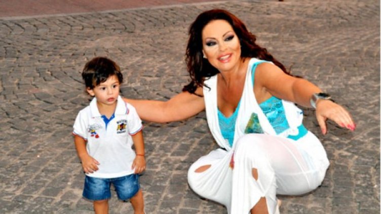 Ивана със сина на бузукарката й Стояна. Снимка: Планета тв